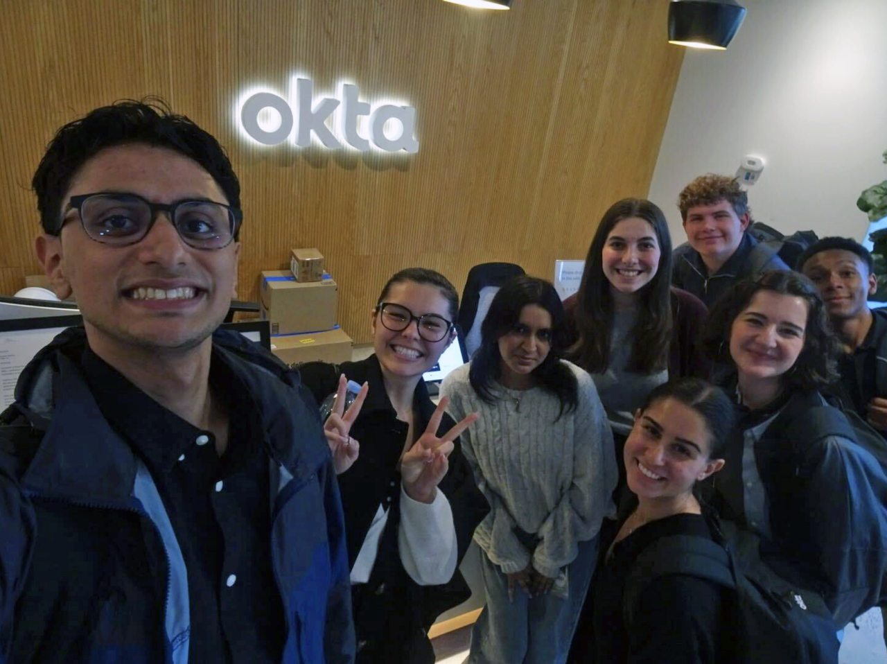Amelia Smith con otros pasantes en la oficina de Chicago